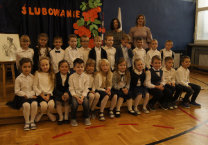 Zdjęcie grupowe klasy I a z wychowawczynią panią Alicją Sztandor oraz panią dyrektor Moniką Łobodą.
